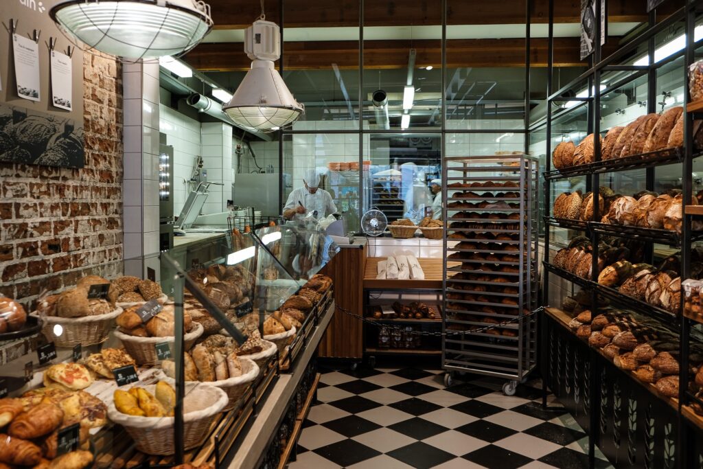 De open bakkerij van Broodje van Eigen Deeg met rekken vol brood