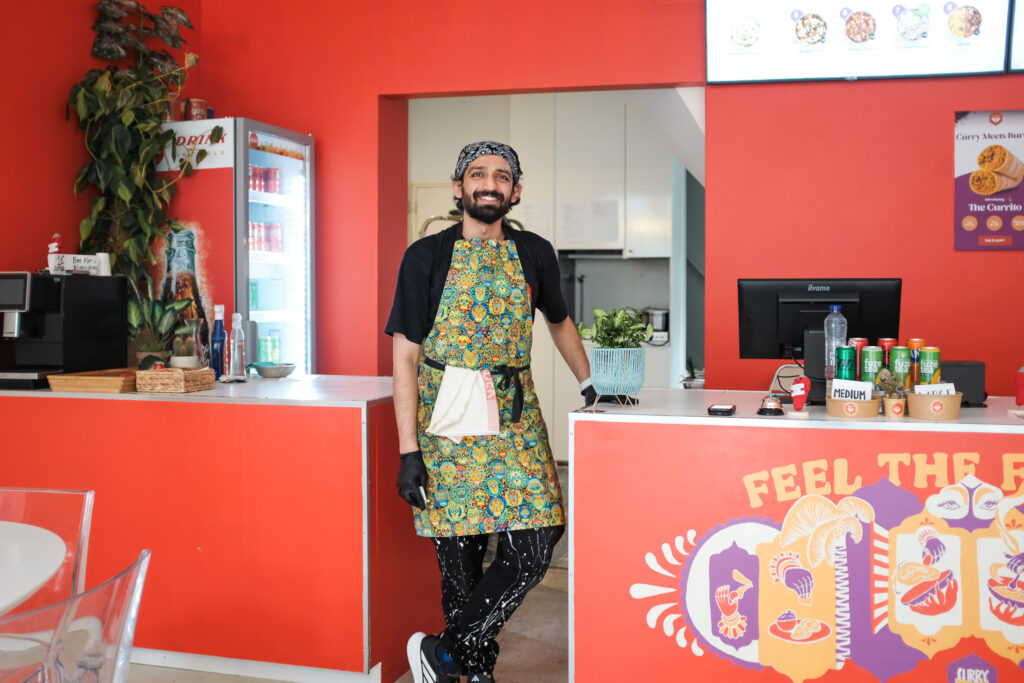 Een glimlach achter de kleurrijke balie van Curry Me