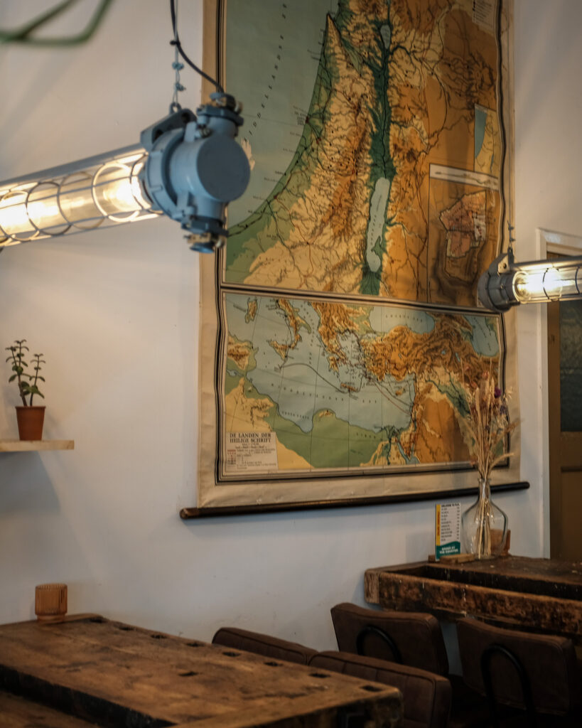 De grote landkaart en industriële lampen in het interieur van FLFL