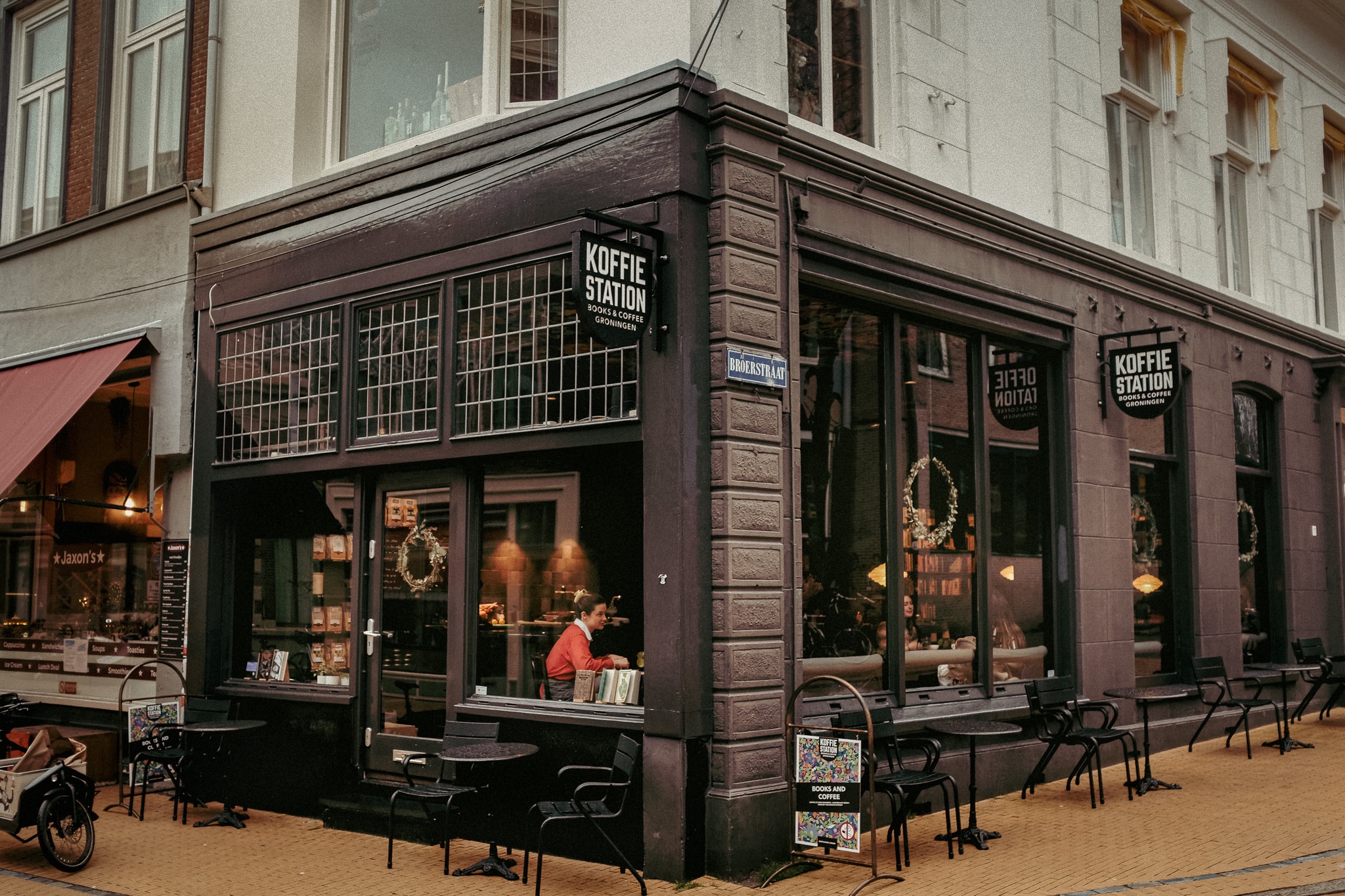 Het donkere hoekpand van Koffiestation Books & Coffee aan de Oude Kijk in ’t Jatstraat in Groningen
