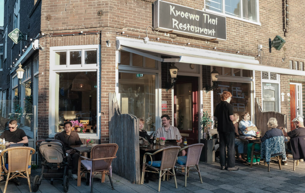 Gasten op het terras van Kroewa Thai aan de Prinsesseweg