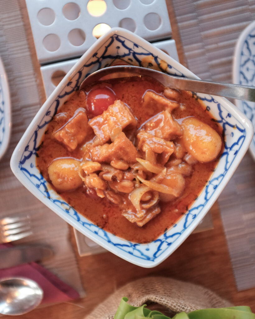 Massamancurry in een blauw-witte schaal bij Kroewa Thai