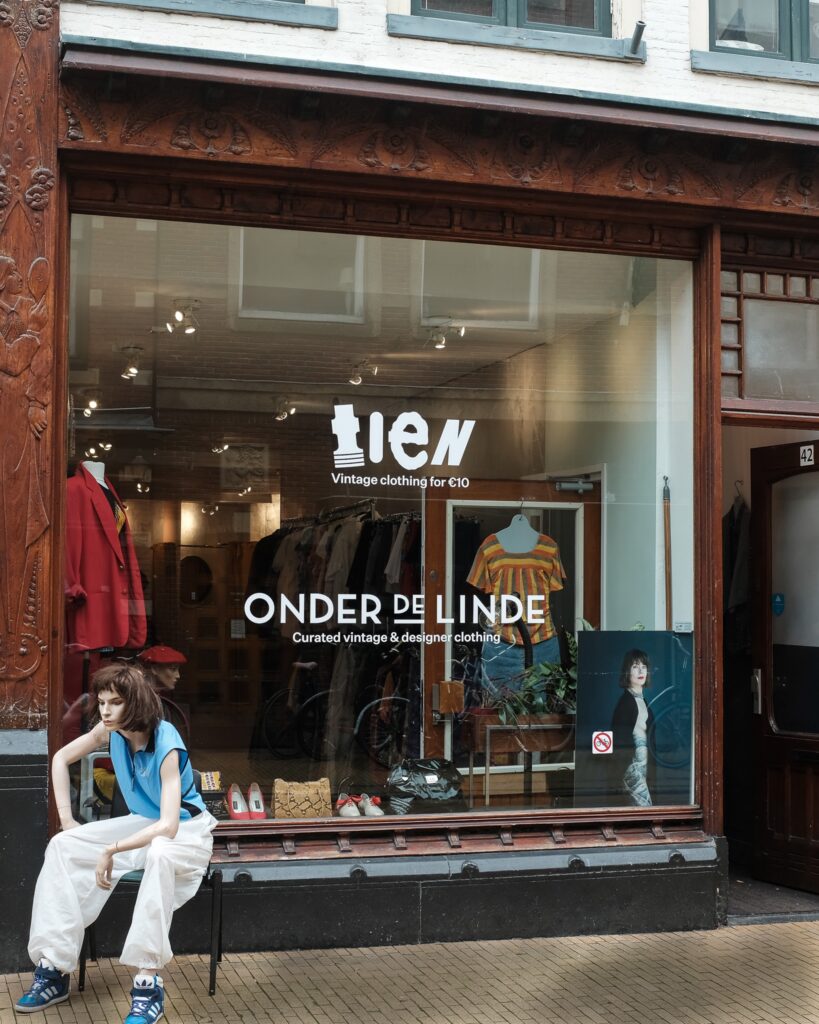 De houten winkelpui met de namen Tien en Onder de Linde op het raam