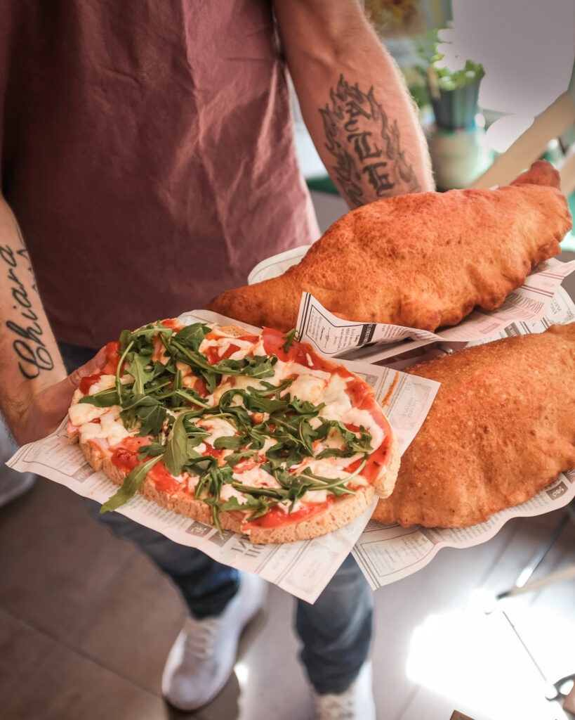 Pizza fritta en bruschettona van Little Italy