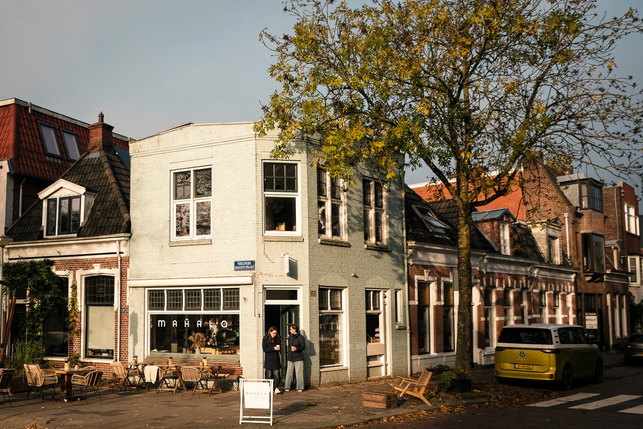 Mahalo op de hoek van de Verlengde Grachtstraat, tegenover het Noorderplantsoen