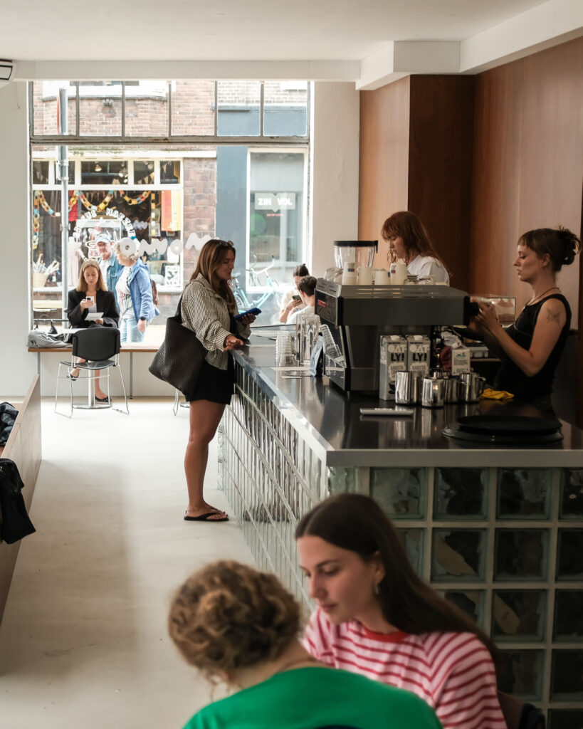 De lange bar en het lichte interieur van Momo
