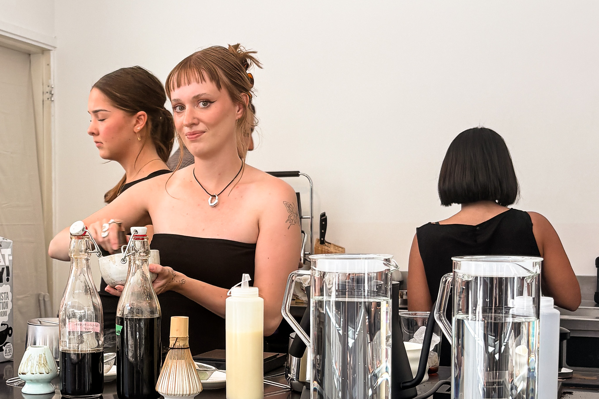 Medewerkers maken drankjes achter de bar van Momo