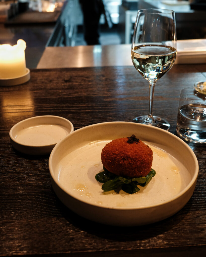 De eierbal van Niemeijer met een glas witte wijn