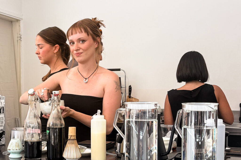 Medewerkers achter de bar van Momo, met matchakommen en koffiekannen
