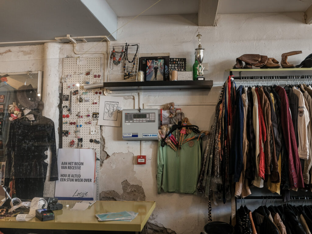 De balie, sieradenwand en kledingrekken in het interieur van Recessie in Groningen