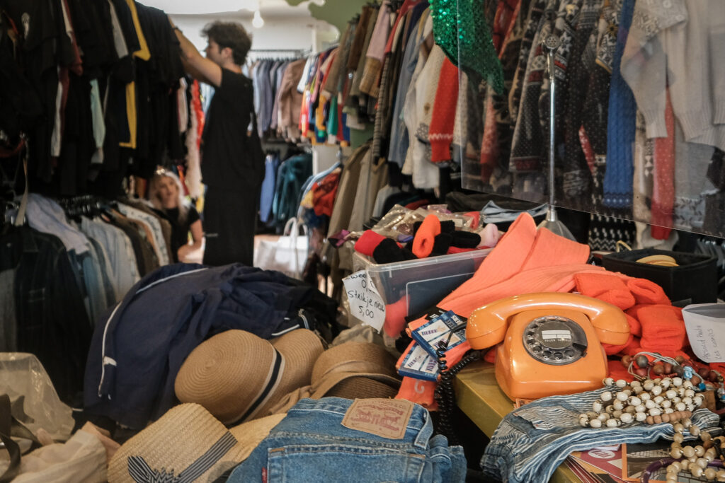 Vintage kleding, hoeden en een oranje telefoon bij Recessie in Groningen