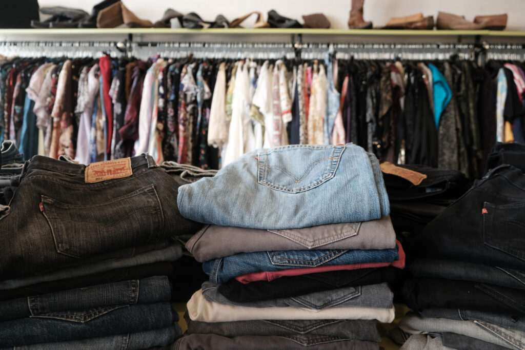Stapels vintage Levi’s-spijkerbroeken voor een vol kledingrek bij Recessie