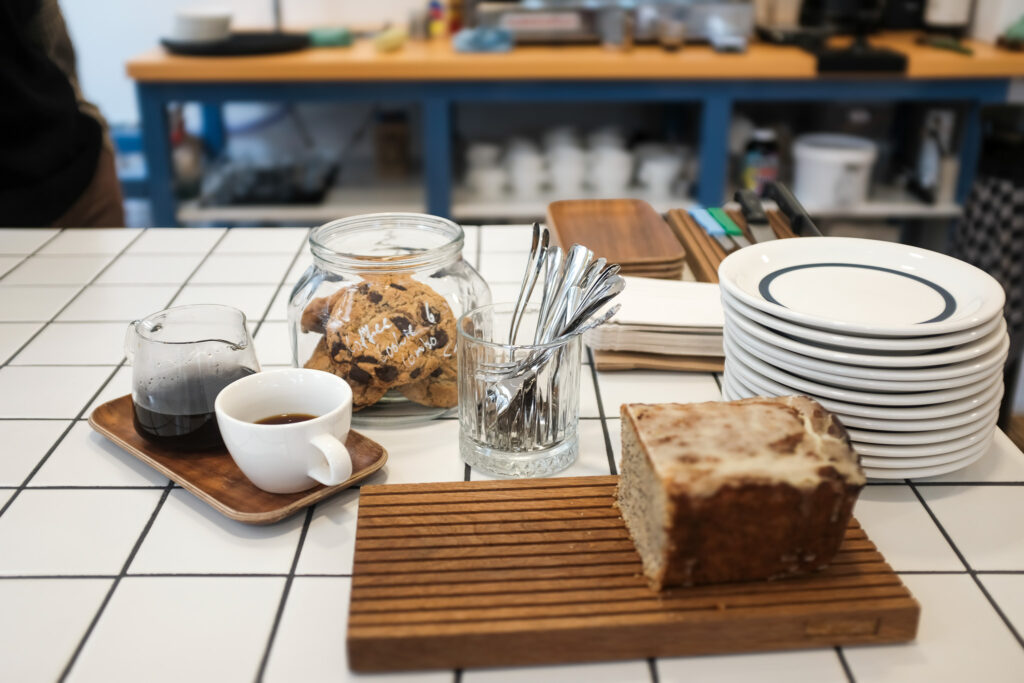 Koffie, koekjes en cake bij Revista