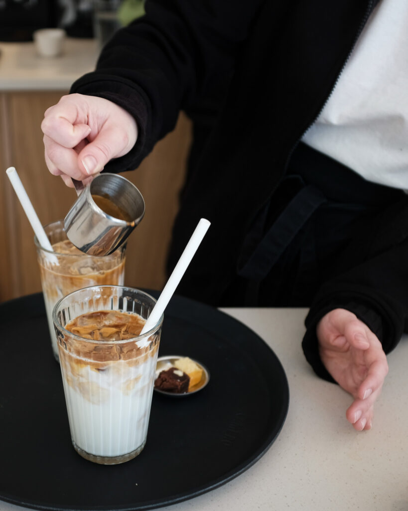 Espresso wordt bij Room in twee glazen ijskoffie geschonken