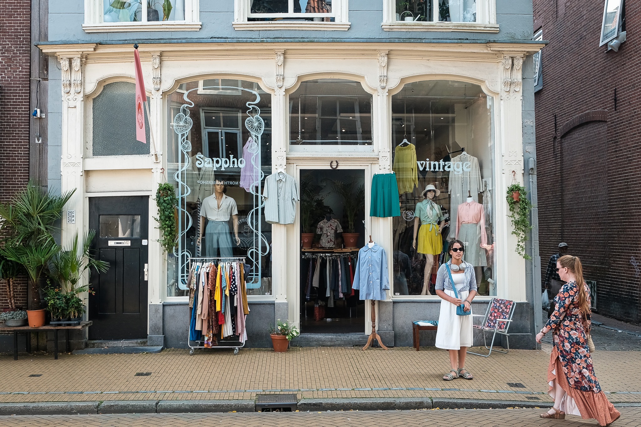 De gevel van Sappho met vintage kleding in de etalages en voor de deur
