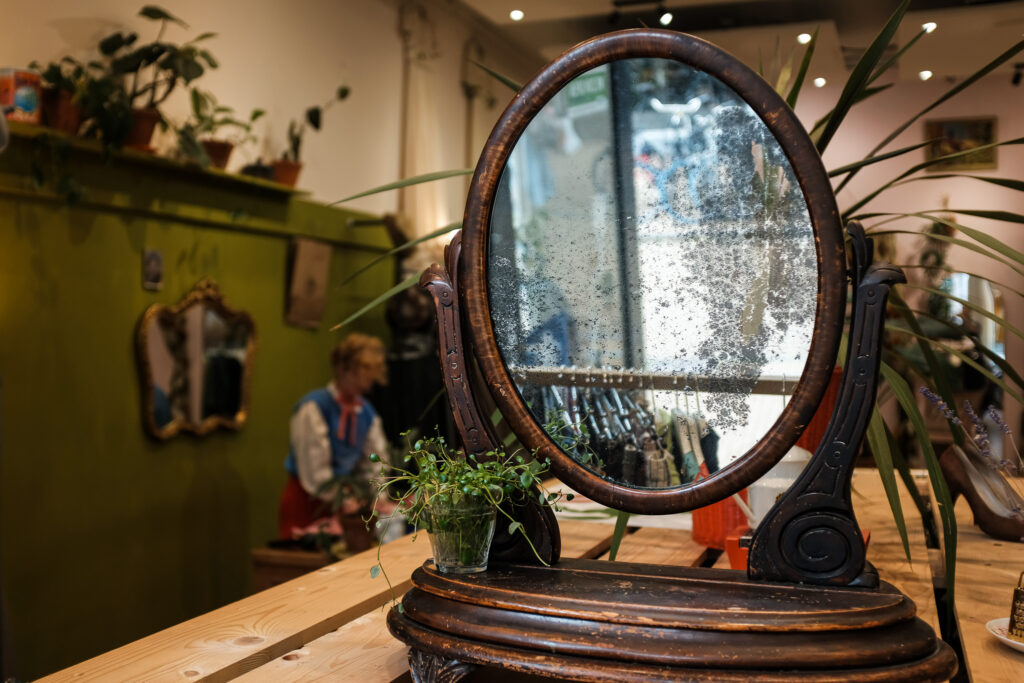 De winkel van Sappho met kleurrijke vintage kleding