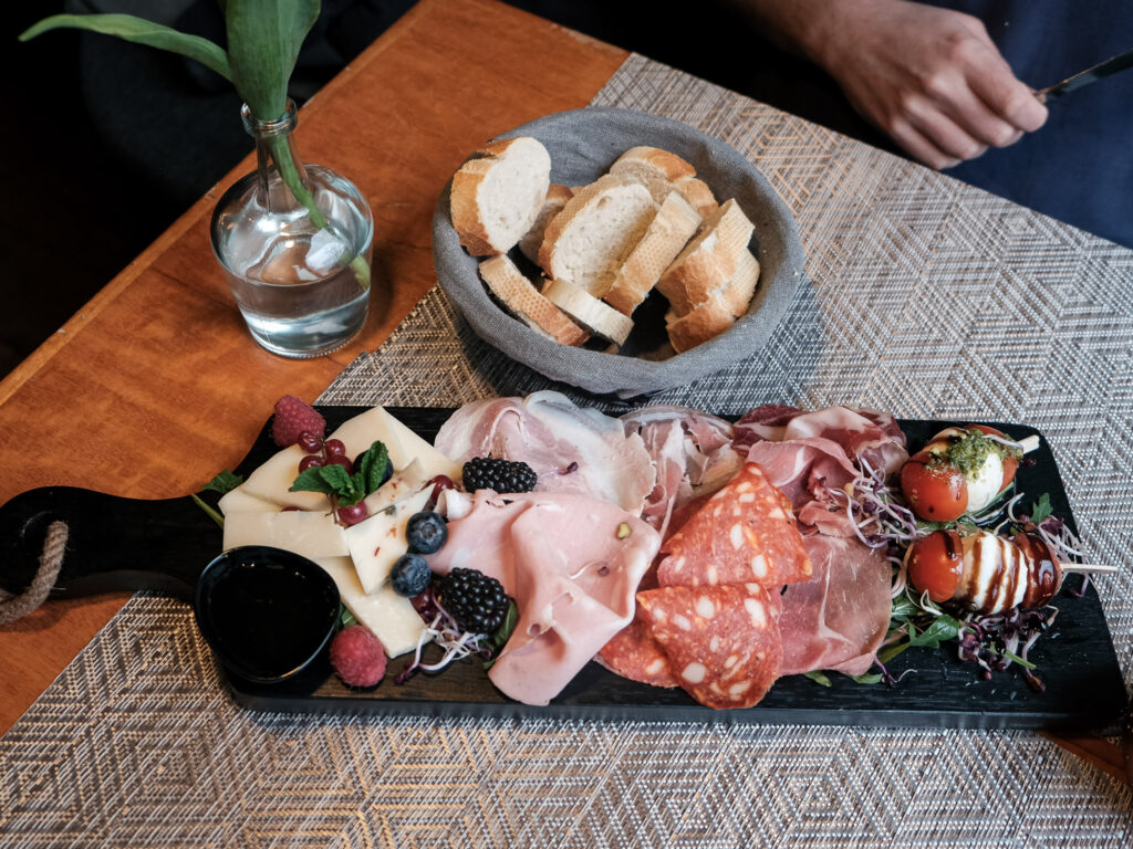 Italiaanse antipasti met vleeswaren, kaas, tomaat en brood bij Tarantè 081