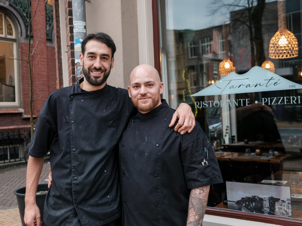 Roberto en Michele voor hun Italiaanse restaurant Tarantè 081 in Groningen