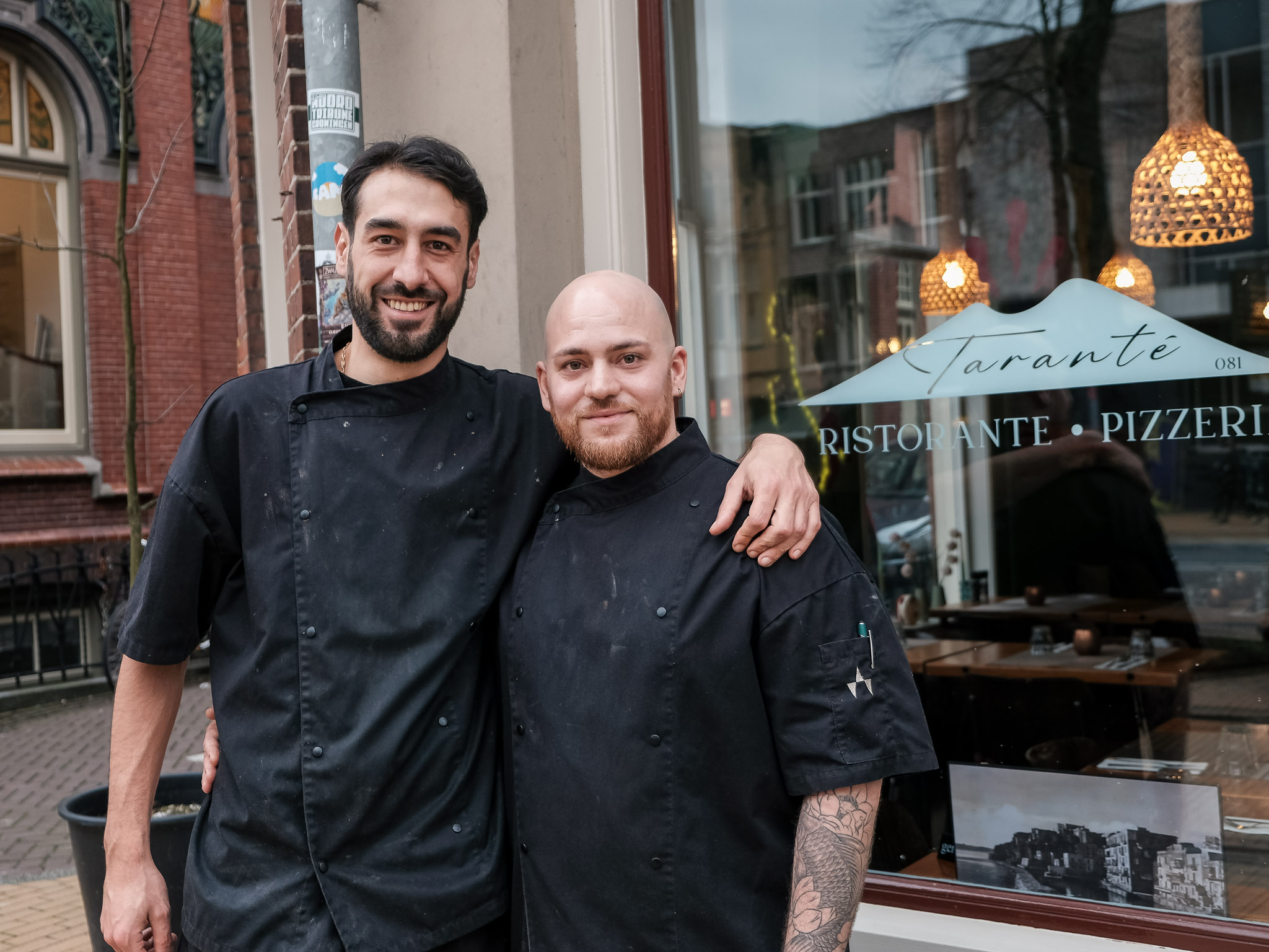 Roberto en Michele voor hun Italiaanse restaurant Tarantè 081 in Groningen
