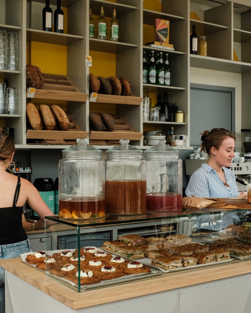 De volle toonbank van Van Deeg Vandaag met brood, focaccia en gebak