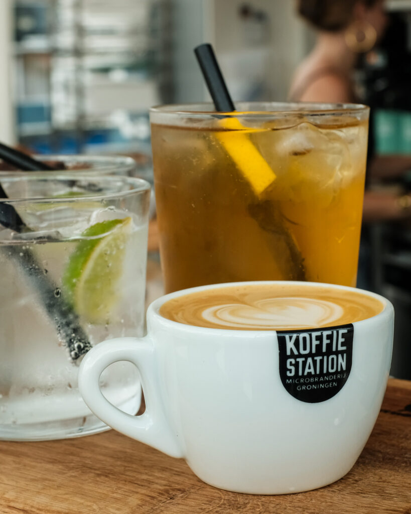Koffie van Koffiestation en huisgemaakte limonade bij Van Deeg Vandaag