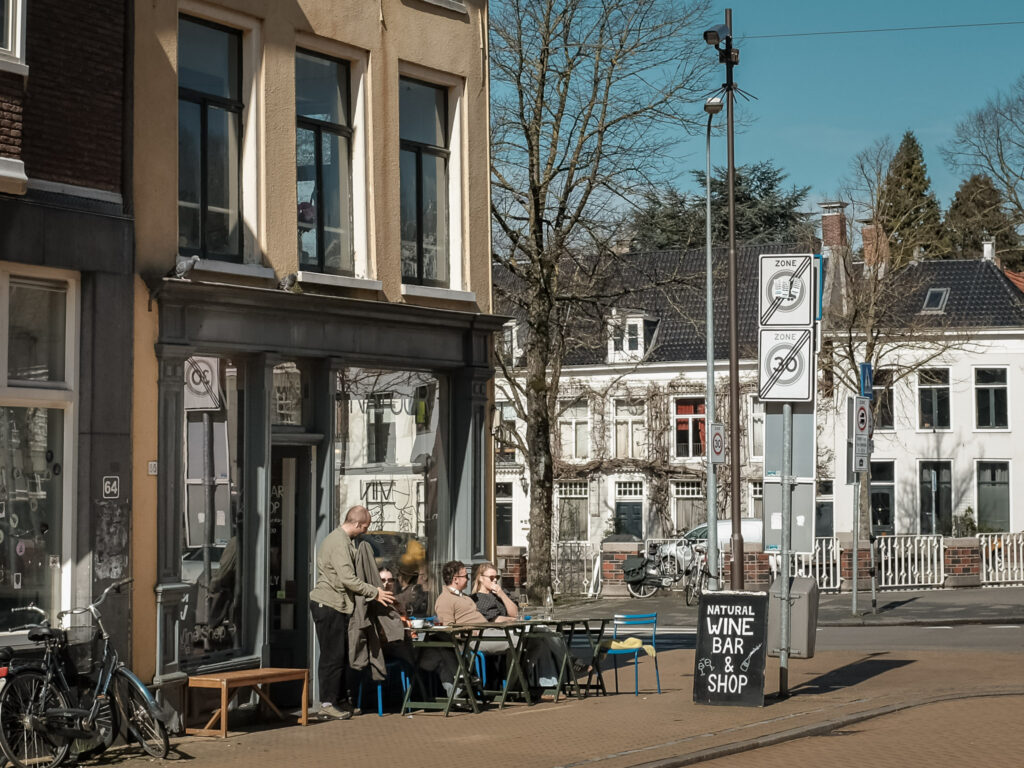 Gevel en zonnig terras van natuurwijnbar Vin Natuur aan de Oude Kijk in ’t Jatstraat in Groningen