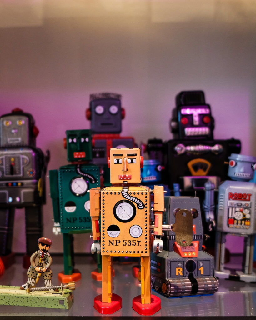 Een verzameling kleurrijke vintage blikken robots bij Walhalla