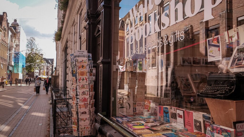 De etalage van Walter’s Bookshop aan de Oude Kijk in ’t Jatstraat in Groningen