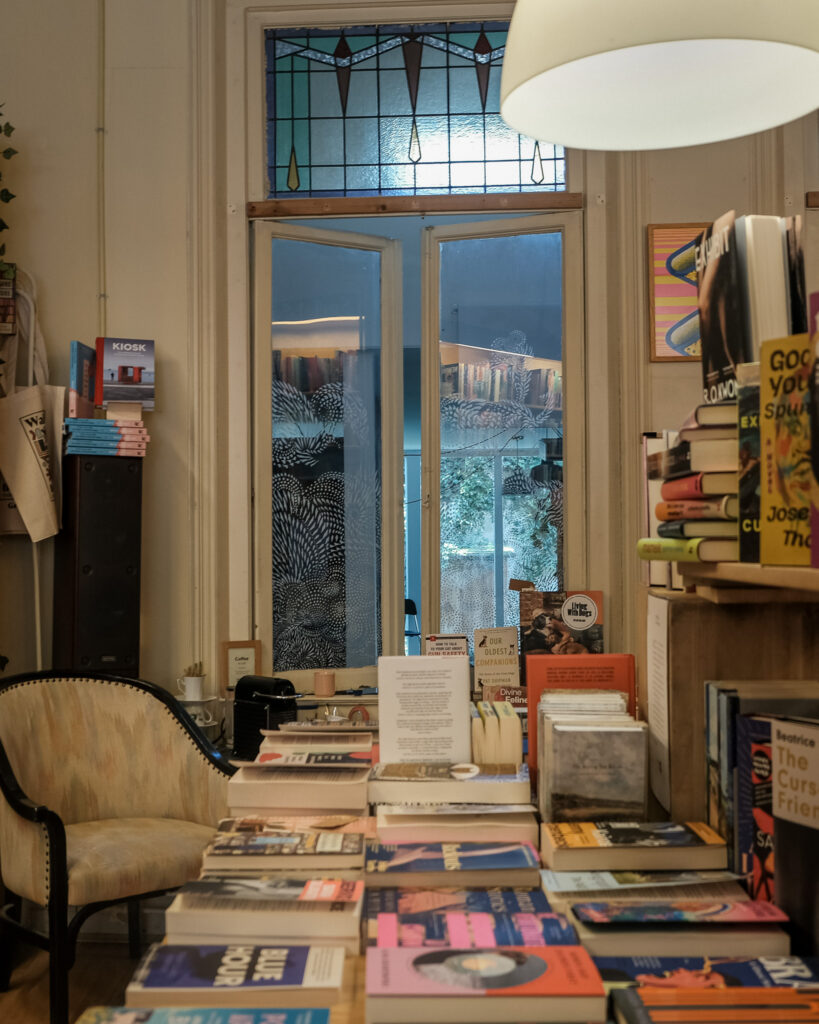 Boekenkasten en glas-in-loodramen in het interieur van Walter’s Bookshop