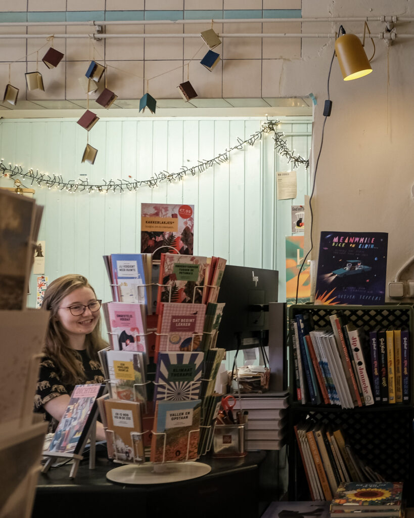 Boekverkoper en kleurrijke kinderboeken in Walter’s Bookshop