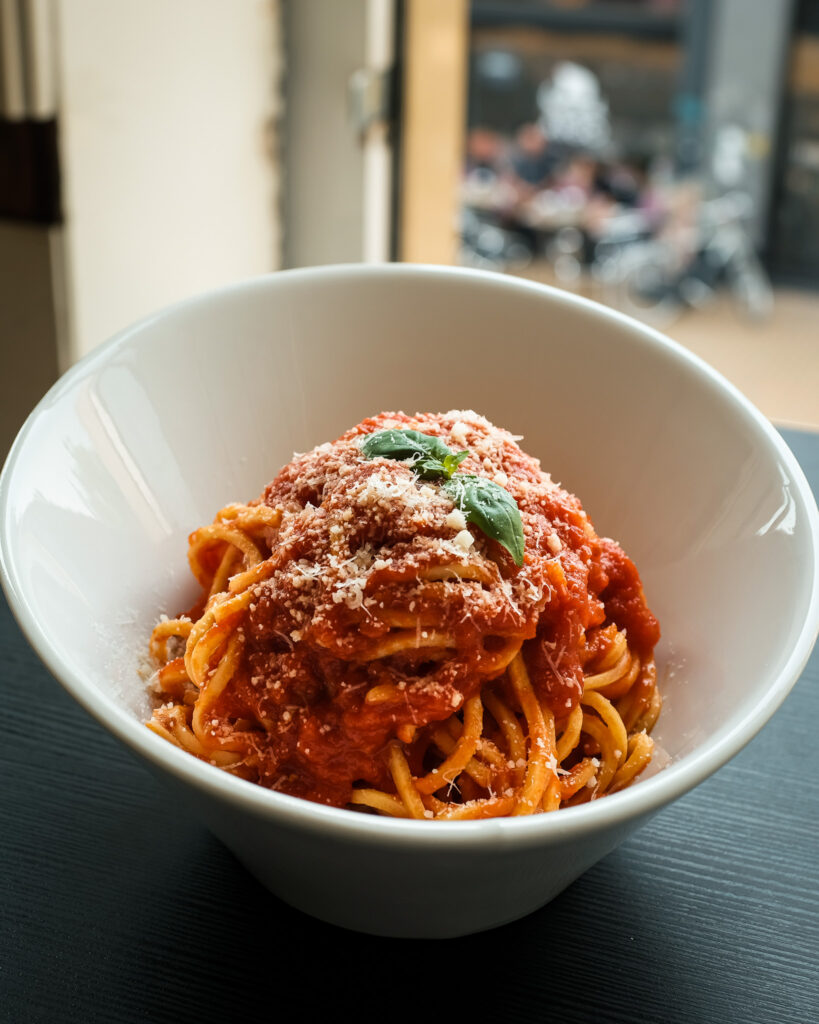 Verse pasta met tomatensaus bij Desio aan de Herestraat