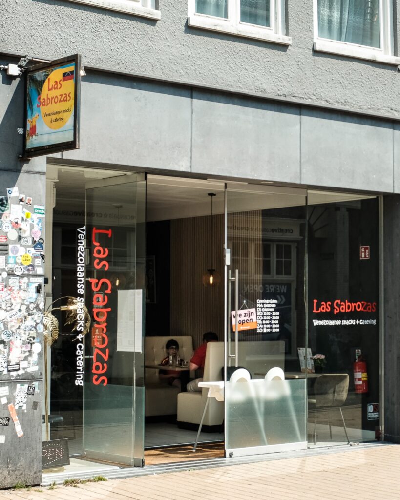 De gevel van het Venezolaanse restaurant Las Sabrozas aan de Oosterstraat
