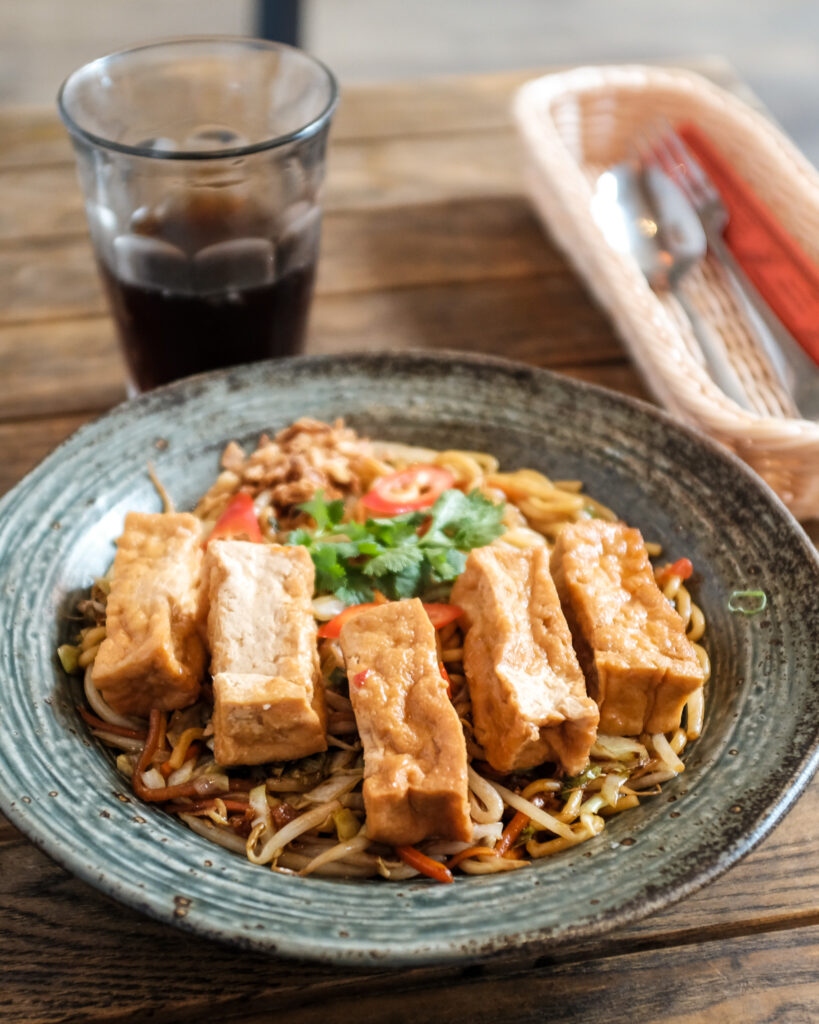 Een kom Vietnamese noedels met tofu bij Tra Bar