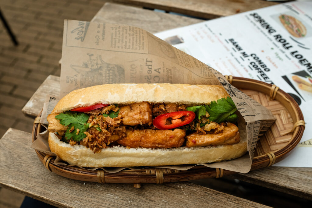 Een rijk belegd Vietnamees bánh mì-broodje bij Tra Bar