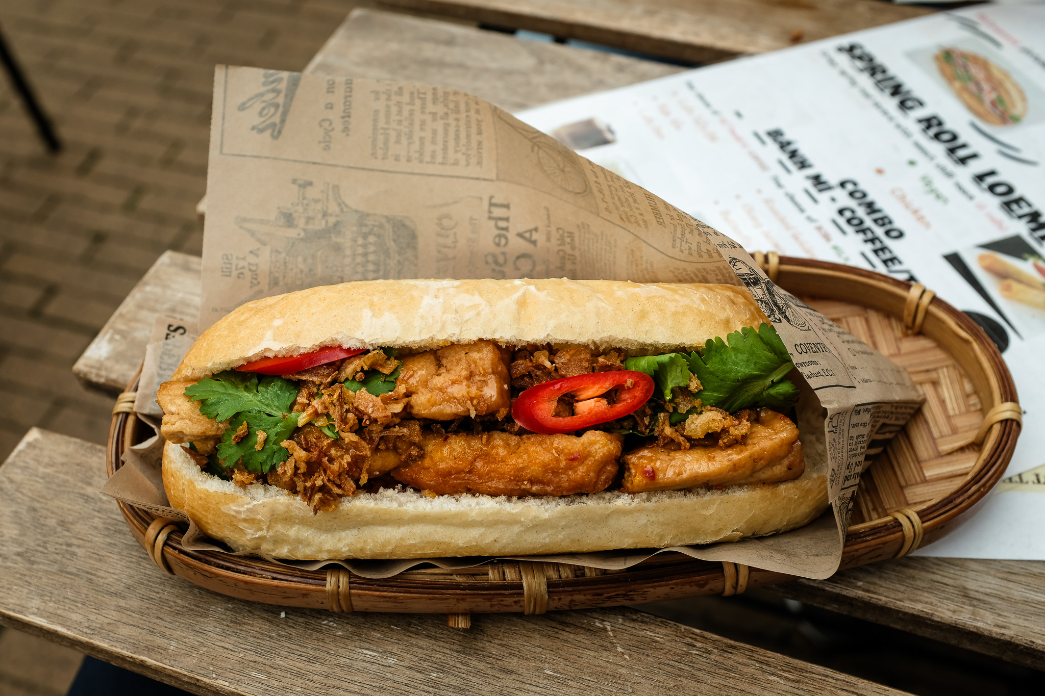 Een rijk belegd Vietnamees bánh mì-broodje bij Tra Bar